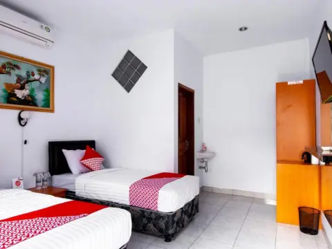 OYO 569 Cigadung Guest House Syariah - Photo 3
