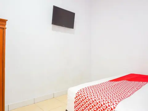 OYO 569 Cigadung Guest House Syariah - Photo 4