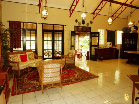 OYO 604 Cemara's Homestay - Photo 1