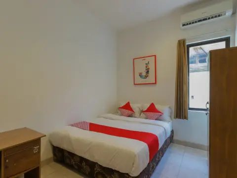 OYO 866 Idola Residence - Photo 1