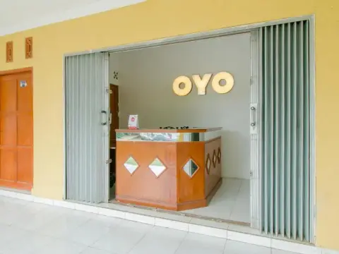 OYO 921 Hotel Ratu Pantai - Photo 1