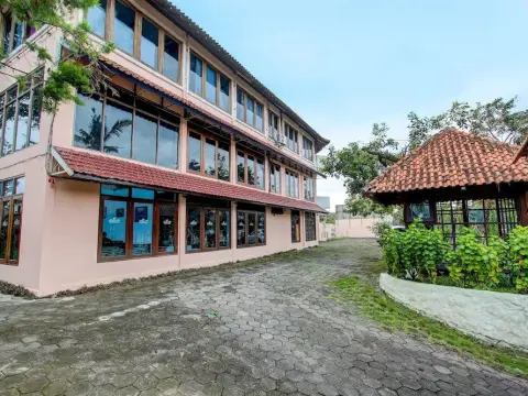 OYO 92329 Sewu Mas Hotel - Photo 1