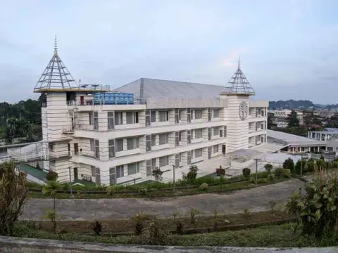 Puri Senyiur Hotel - Photo 1