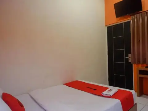 RedDoorz At Kartini Residence Semarang - Photo 1