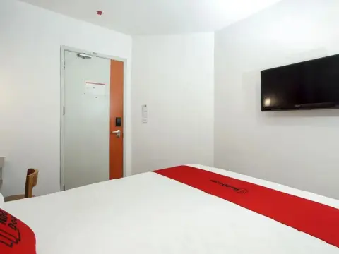 Reddoorz @ Raya Gubeng - Foto 4