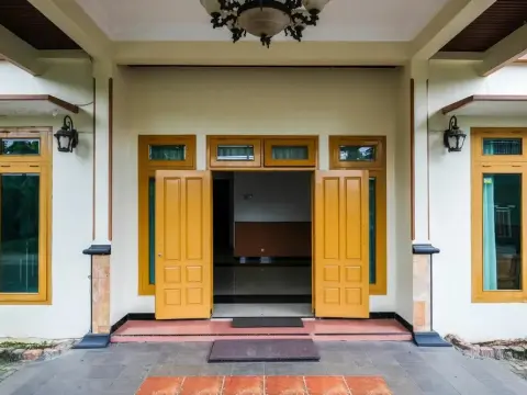 RedDoorz @ Savitri Hotel - Photo 4