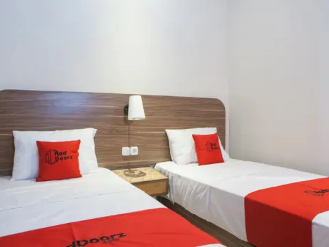 RedDoorz @ Wiyung 2 - Photo 2