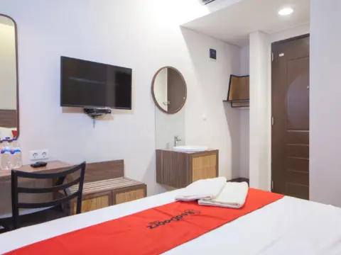 RedDoorz @ Wiyung 2 - Photo 3