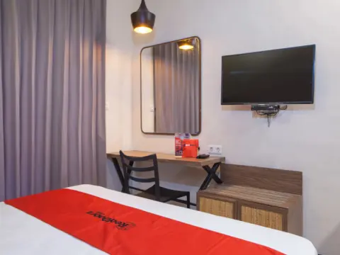 RedDoorz @ Wiyung 2 - Photo 4