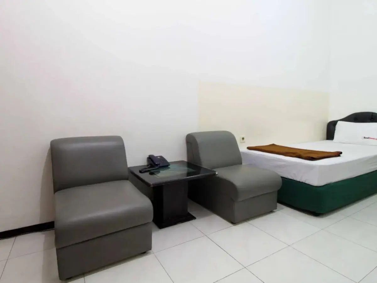 RedDoorz Dukuh Kupang