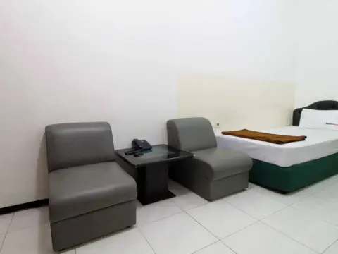 RedDoorz Dukuh Kupang - Photo 1