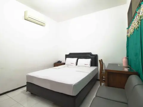 RedDoorz Dukuh Kupang - Photo 2
