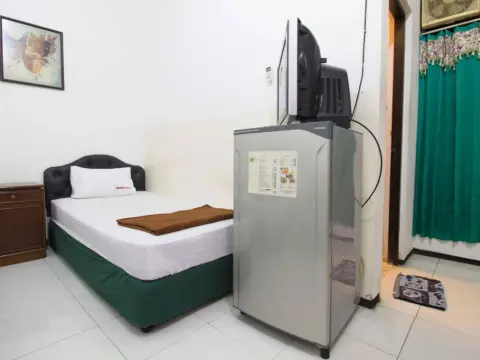RedDoorz Dukuh Kupang - Photo 3