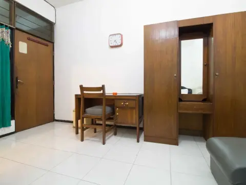RedDoorz Dukuh Kupang - Photo 4