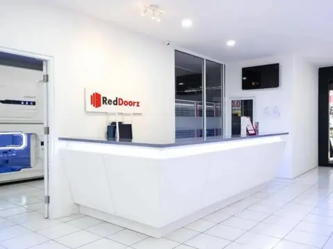RedDoorz Hostel near Taman Puring - Photo 2