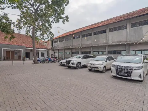 RedDoorz near Alun-Alun Garut - Photo 1