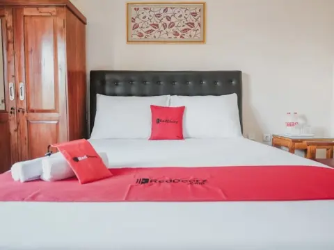 RedDoorz near Ambarukmo Yogyakarta - Photo 2