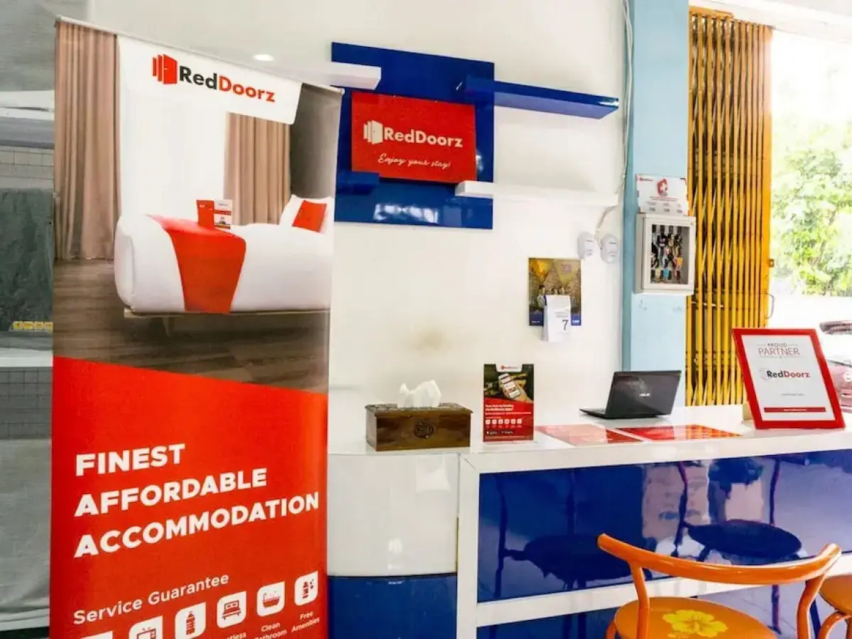 RedDoorz near Benteng Van Den Bosch