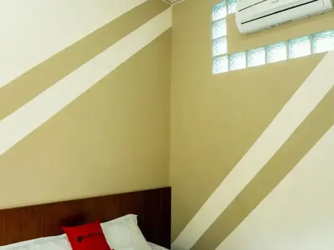 RedDoorz near Benteng Van Den Bosch - Photo 4