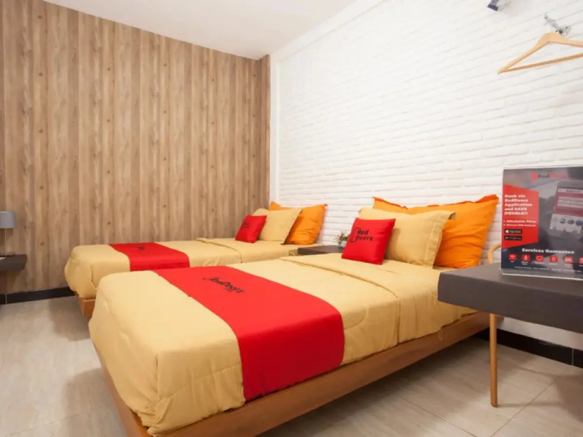 RedDoorz near Dino Park