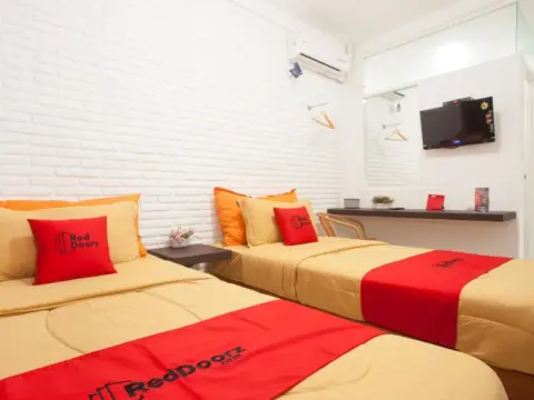 RedDoorz near Dino Park - Photo 3