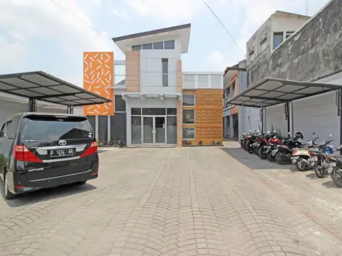 RedDoorz near Hartono Mall 3 - Photo 1