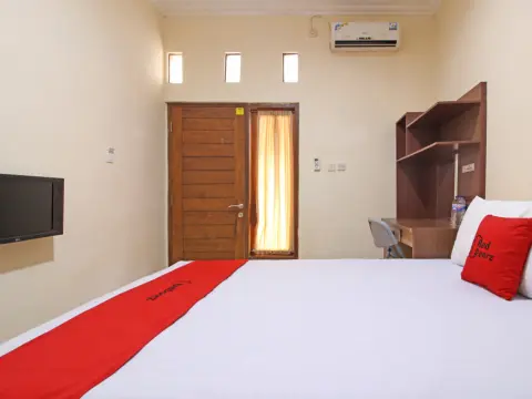 RedDoorz near Hartono Mall 3 - Photo 4