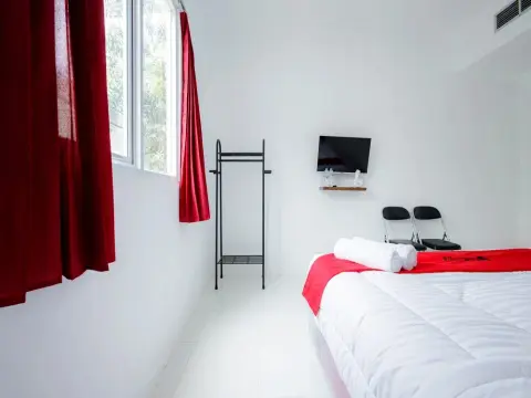 RedDoorz near Jalan Cikini - Photo 1
