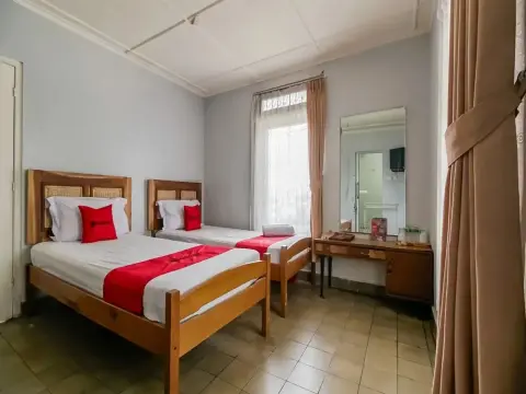 RedDoorz near Jam Gadang Syariah Bukit Tinggi - Photo 3