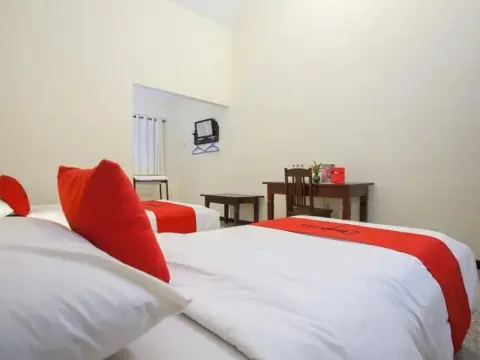 Reddoorz Near Kalibaru Station 2 - Photo 1