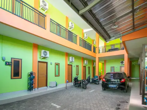 RedDoorz near Kejaksan Station Cirebon 2 - Photo 1