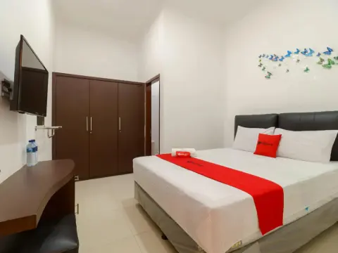 RedDoorz near Kejaksan Station Cirebon 2 - Photo 2