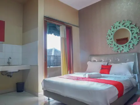 RedDoorz near Kemang Square - Photo 2