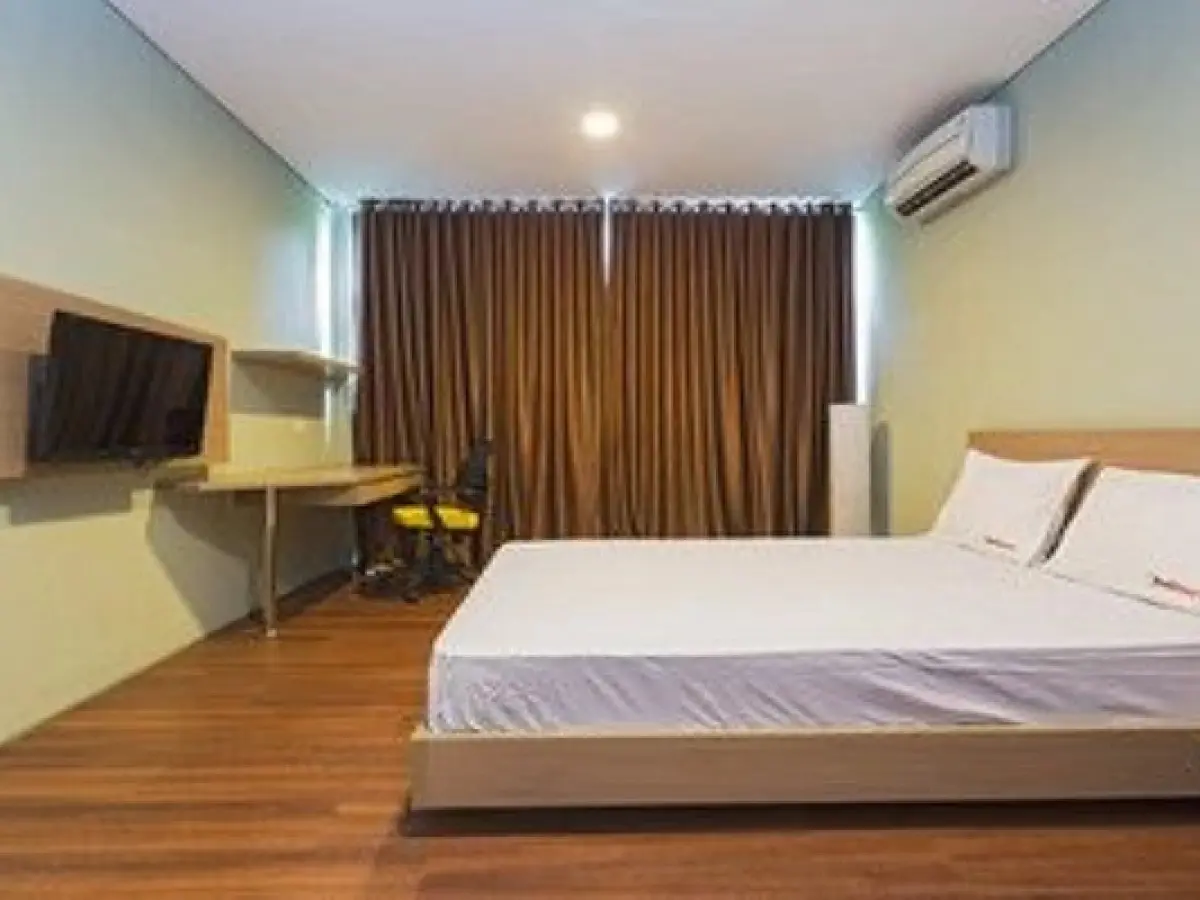 RedDoorz near Lippo Village