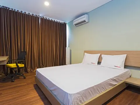 RedDoorz near Lippo Village - Photo 2