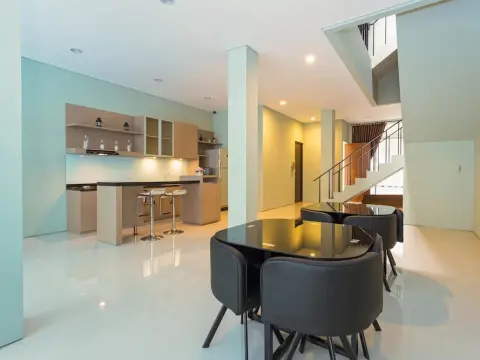 RedDoorz near Lippo Village - Photo 4