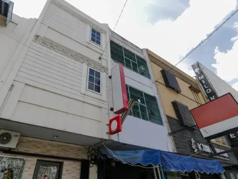 RedDoorz near Maimun Palace - Photo 1