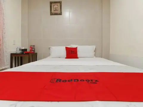 RedDoorz near Maimun Palace - Photo 4