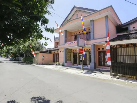 RedDoorz near Metro Indah Mall - Photo 4