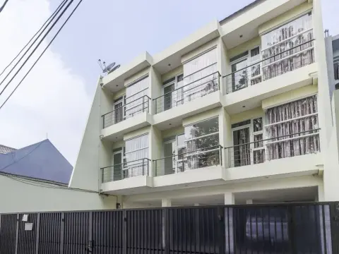 RedDoorz near Pancoran - Photo 1