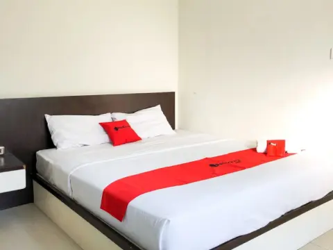RedDoorz near Pantai Pede - Foto 2