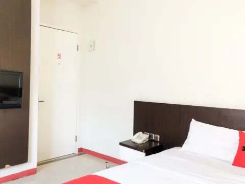 RedDoorz near Pantai Pede - Foto 3