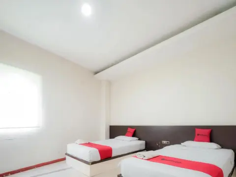 RedDoorz near Pantai Pede - Foto 4
