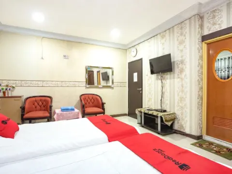 RedDoorz near RS Cikini - Photo 4