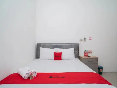 RedDoorz near RS Mitra Keluarga Waru - Photo 3