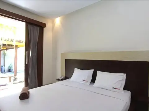 RedDoorz near Sindhu Beach Sanur - Photo 3