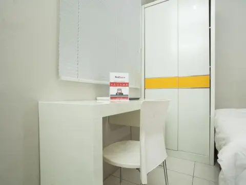 RedDoorz near Suroboyo Carnival Park - Photo 1