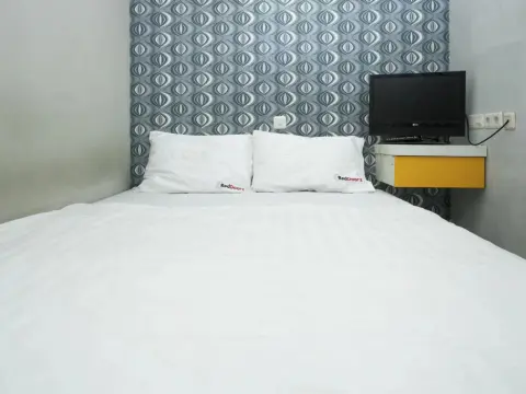 RedDoorz near Suroboyo Carnival Park - Photo 2