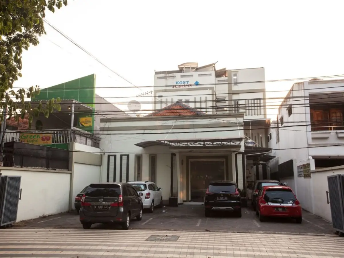RedDoorz near Taman Bungkul