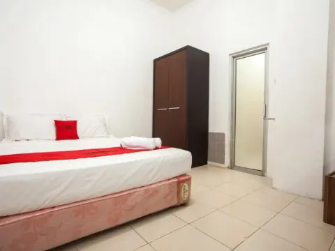 RedDoorz near Taman Bungkul - Photo 2